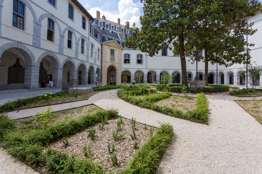 Grand Hôtel Dieu - Aménagement des cours et jardins 3