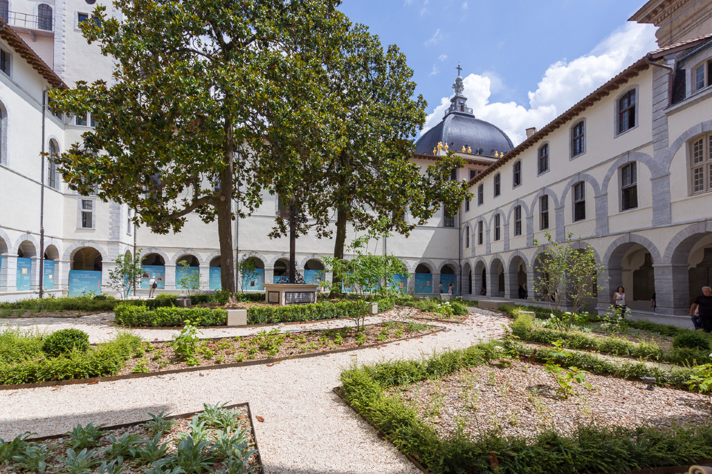 Grand Hôtel Dieu - Aménagement des cours et jardins 1